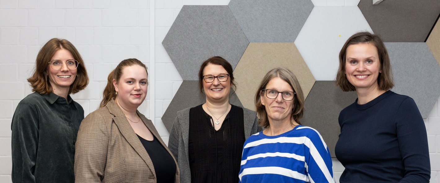 Teamfoto zentrale Studienberatung, fünf Frauen