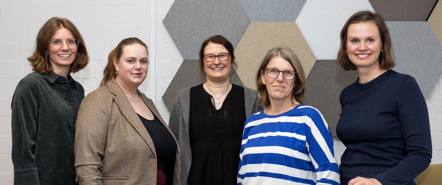 Teamfoto zentrale Studienberatung, fünf Frauen