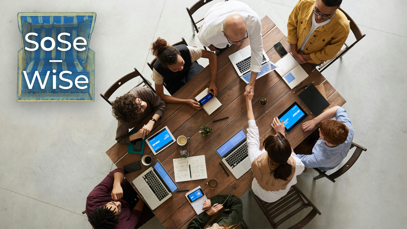 Meeting um einen Tisch, von oben fotografiert