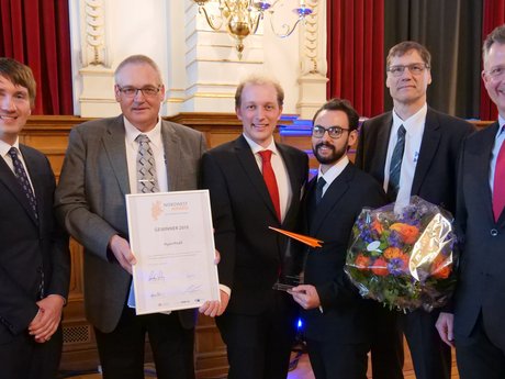 (v.l.): Prof. Dr. Oliver Kramer, Departement Direktor der Informatik an der Universität Oldenburg, Prof. Dr. Walter Neu, die Teammitglieder Lukas Eschment und Alejandro Delgadillo, Prof. Dr. Thomas Schüning (Hochschule Emden/Leer) und Prof. Dr. Carsten Wilken, Vizepräsident für Studium und Lehre sowie Internationales an der Hochschule Emden/Leer.
