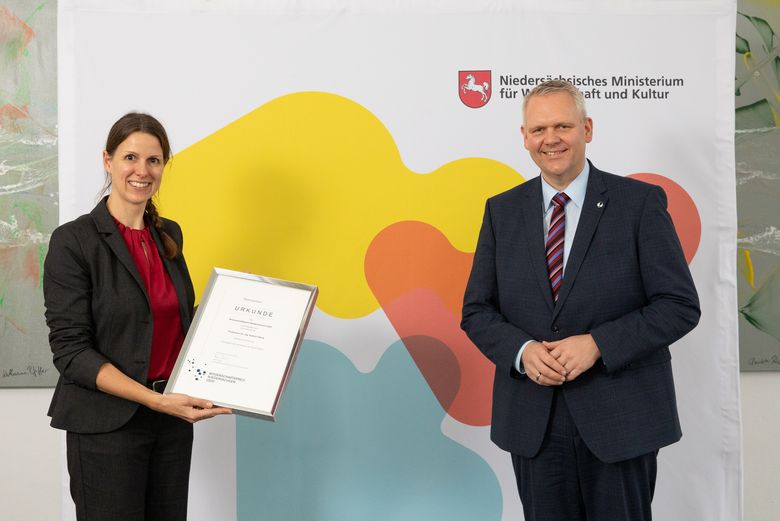 Wissenschaftspreis in der Kategorie „Lehre“ für Prof. Dr. Katrin Ottink. Bild: MWK/brauers.com