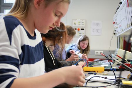 Mädchen am Zukunftstag im Fachbereich Technik an der Hoschule Emden/Leer