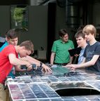 Studentisches Team arbeitet an den Solarpaneelen des Solarbootes