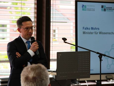 Wissenschaftsminister Falko Mohrs bei der Eröffnung des Forschungsforums.