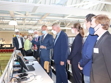 Prof. Dr. Jann Strybny erläutert Minister Björn Thümler (Mitte) und weiteren Gästen die technische Ausstattung des Maritimen Technikums Prof. Dr. Jann Strybny erläutert Minister Björn Thümler (Mitte) und weiteren Gästen die technische Ausstattung des Maritimen Technikums