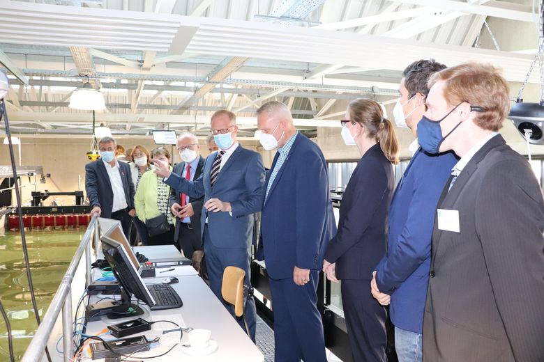 Prof. Dr. Jann Strybny erläutert Minister Björn Thümler (Mitte) und weiteren Gästen die technische Ausstattung des Maritimen Technikums
