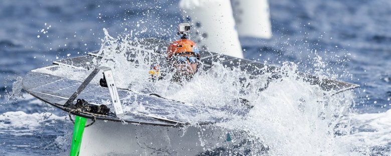 Das Solarboot "Sunderbird" der Hochschule Emden/Leer mit Fahrer Tim Schütte
