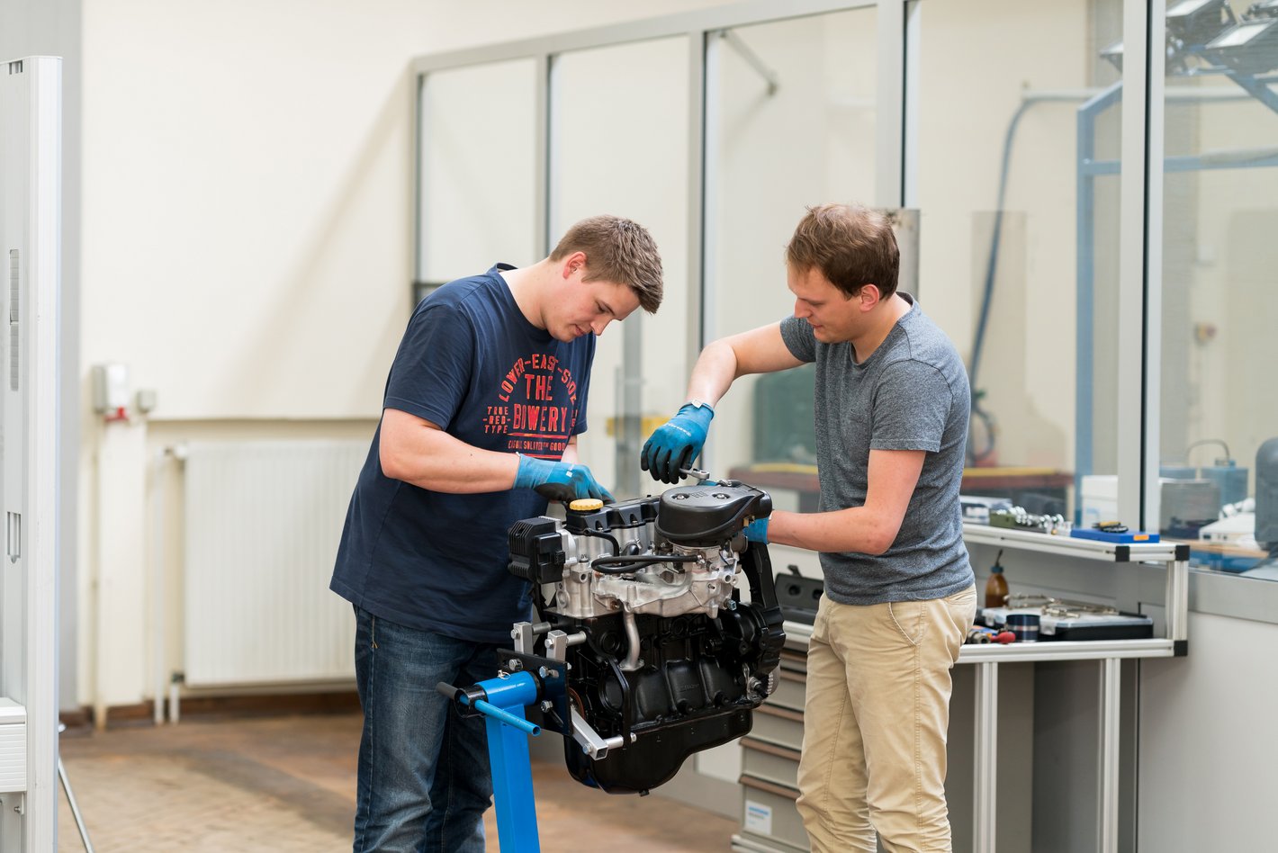 Zwei Studenten arbeiten an einer Maschine