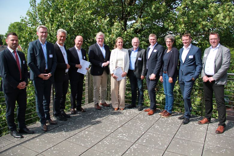 Niedersachsens Wirtschaftsminister Althusmann mit den Vertretern der geförderten Projekte