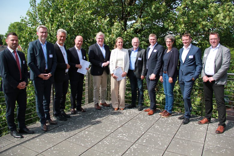 Niedersachsens Wirtschaftsminister Althusmann mit den Vertretern der geförderten Projekte Niedersachsens Wirtschaftsminister Althusmann mit den Vertretern der geförderten Projekte