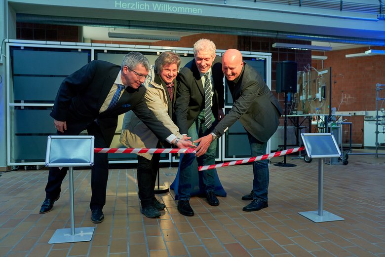 Das Band zerschnitten zur Eröffnung des Technikums Prof. Dr. Ralf Habermann (v.l.), Sandra Mehler vom Staatlichen Hochbauamt, Hochschul-Vizepräsident Manfred Nessen und Prof. Dr. Gerhard Illing.
