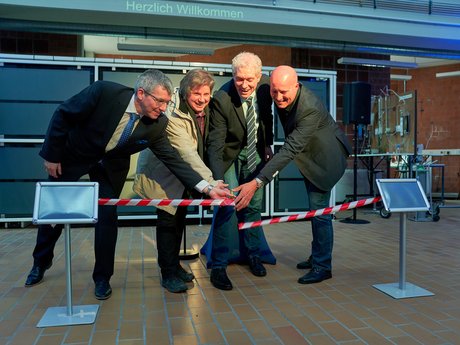 Das Band zerschnitten zur Eröffnung des Technikums Prof. Dr. Ralf Habermann (v.l.), Sandra Mehler vom Staatlichen Hochbauamt, Hochschul-Vizepräsident Manfred Nessen und Prof. Dr. Gerhard Illing.
