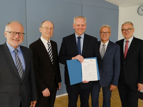 Bei der Übergabe des Förderbescheids durch Minister Björn Thümler (Mitte). Von links: Prof. Dr. Gerhard Kreutz (Präsident der Hochschule Emden/Leer), Prof. Dr. Dr. Hans Michael Piper (Präsident der Universität Oldenburg), Projektleiter Prof. Dr. Wolfgang Nebel (Universität Oldenburg) und Prof. Dr. Manfred Weisensee (Präsident der Jade-Hochschule). Foto: Universität Oldenburg/Markus Hibbeler