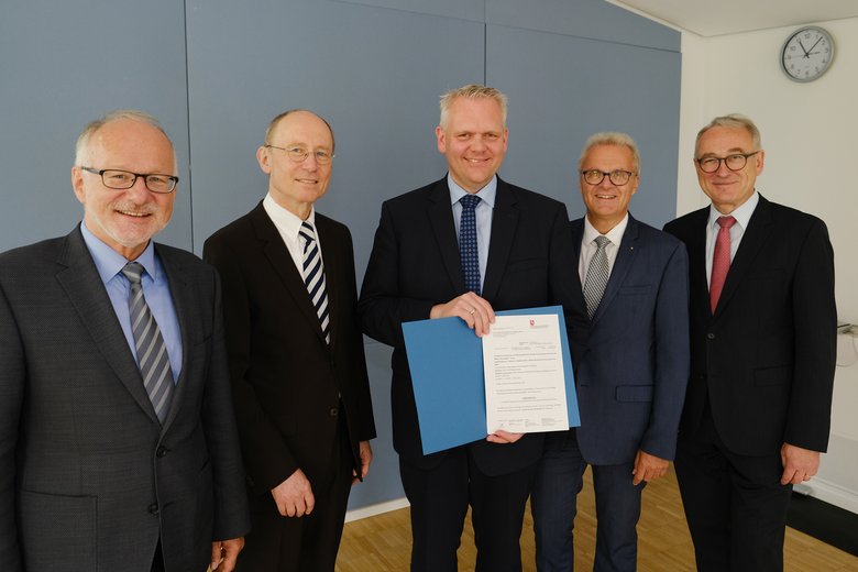 Kleine und mittlere Unternehmen bei der Digitalisierung stärken Bei der Übergabe des Förderbescheids durch Minister Björn Thümler (Mitte). Von links: Prof. Dr. Gerhard Kreutz (Präsident der Hochschule Emden/Leer), Prof. Dr. Dr. Hans Michael Piper (Präsident der Universität Oldenburg), Projektleiter Prof. Dr. Wolfgang Nebel (Universität Oldenburg) und Prof. Dr. Manfred Weisensee (Präsident der Jade-Hochschule). Foto: Universität Oldenburg/Markus Hibbeler
