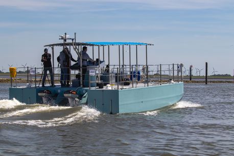 Forschungsprojekt alternative Antriebe Wassertaxi Vesuchsträger mit E-Außenbordern im Test auf der Nordsee zwischen Emden und Norddeich bei schönem Wetter.