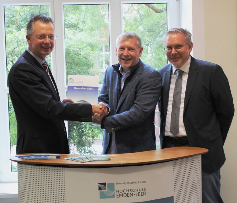 Kompetenz trifft Kompetenz. Zukunftsträchtige Kooperation mit Seaway Offshore Cables vereinbart (v.l.): Prof. Dr. Carsten Wilken (Vizepräsident für Studium, Lehre und Internationales Hochschule Emden/Leer), Lars Muck (Geschäftsführer Seaway Offshore Cables), Prof. Dr. Marcus Bentin (Dekan Fachbereich Seefahrt und Maritime Wissenschaften)