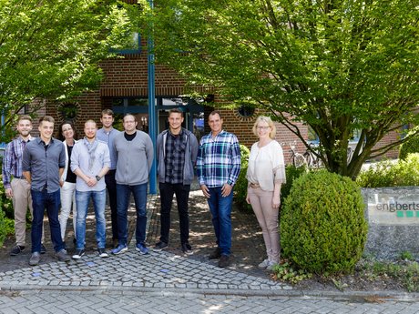 Die Forschergruppe der Hochschule Emden/Leer um Prof. Dr. Ute Gündling (3. von links), den beiden Geschäftsführern Ute und Uwe Engberts (rechts) sowie Vertriebsleiter Ulf Hachmeister (4. von rechts).