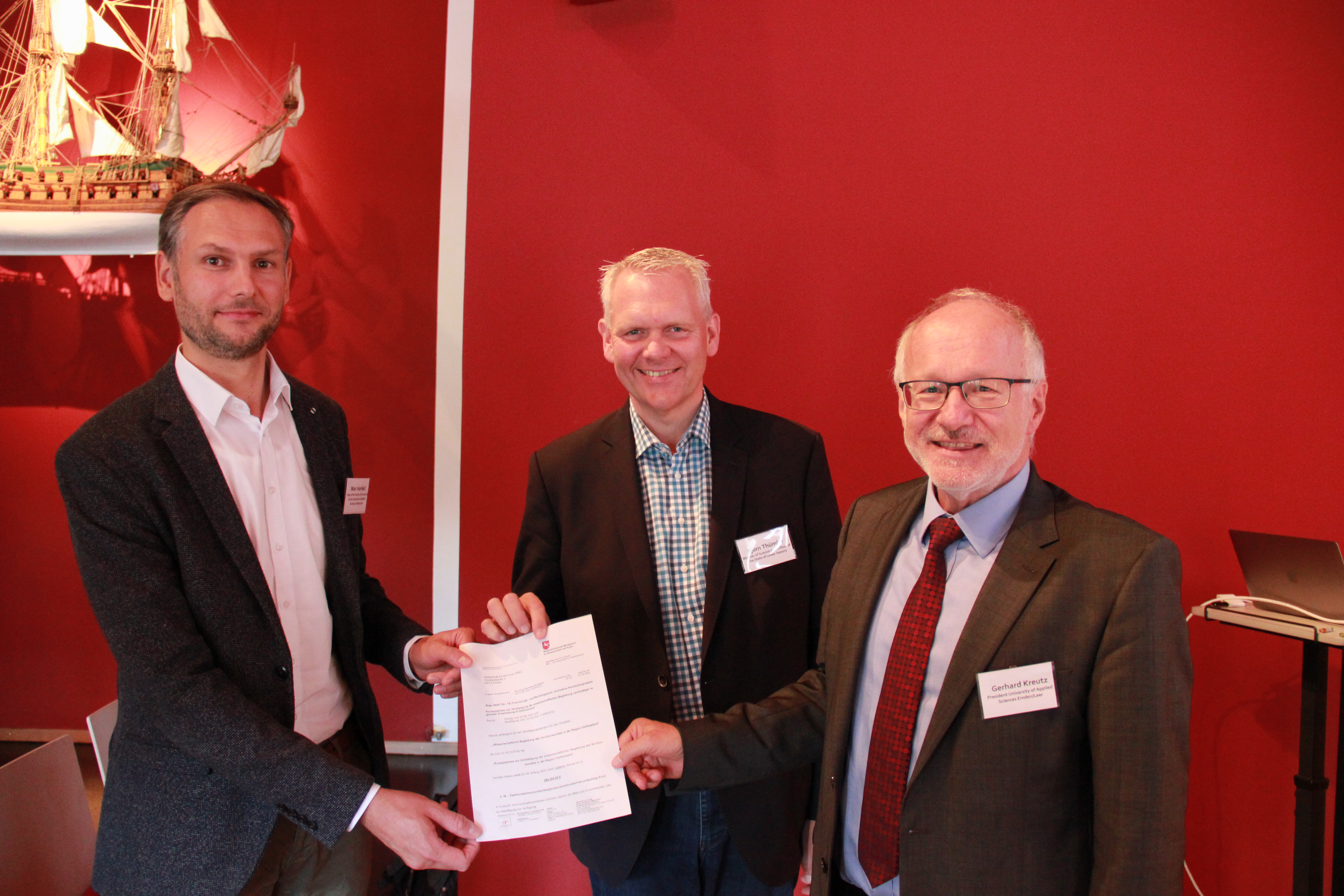 Freuen sich über die weitere Förderung: Dekan Prof. Dr. Marc Hanfeld (Fachbereich Wirtschaft), Minister Björn Thümler, Hochschulpräsident Prof. Dr. Gerhard Kreutz